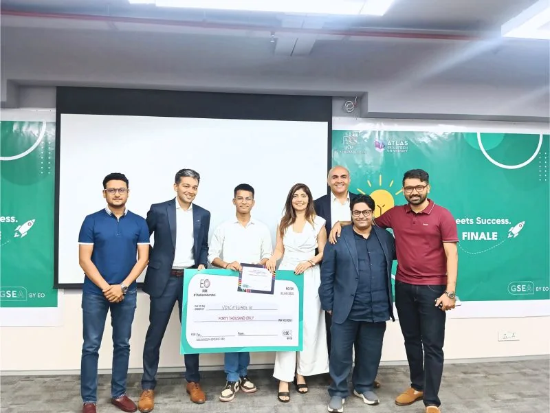 Aniket Chikse with the judges and organisers at the GSEA Navi Mumbai finals, holding the ₹40,000 prize cheque